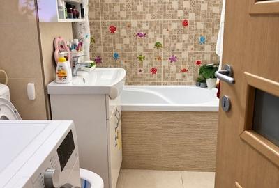 Apartament cu 3 camere decomandat în Astra
