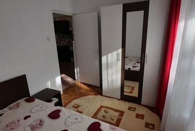 Apartament cu 3 camere decomandat în Pandurilor