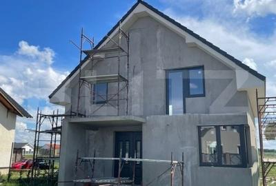 Casă cu 5 camere cu Teren 500 Mp în Sânmartin