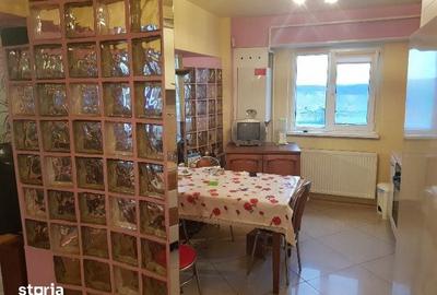 Apartament cu 3 camere decomandat în Buzaului