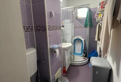 Apartament cu 3 camere semidecomandat în Craiovița Nouă