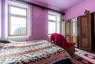 Apartament cu 3 camere semidecomandat, mobilat în Central