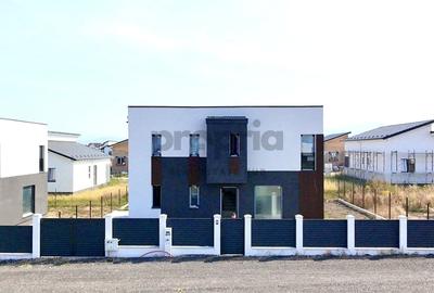 Casă individuală cu 4 camere cu Canalizare în Sânpetru