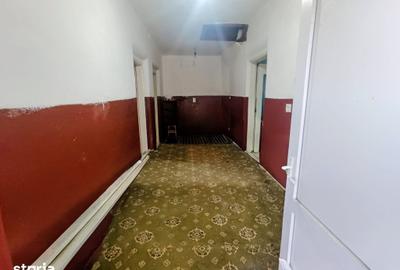 Casă cu 3 camere cu Teren 686 Mp în Central