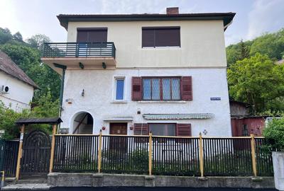Casă cu 5 camere cu Teren 250 Mp în Central