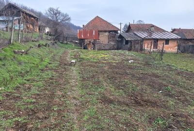 Casă cu 4 camere cu Teren 200 Mp în Central