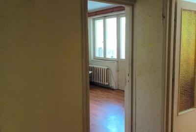 Apartament cu 3 camere semidecomandat în Central