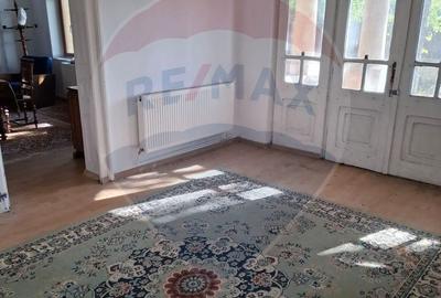 Casă cu 6 camere cu Teren 3300 Mp în Central - 11