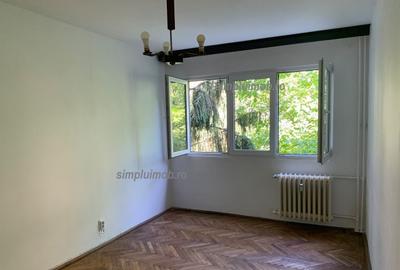 Apartament cu 3 camere semidecomandat în Berceni
