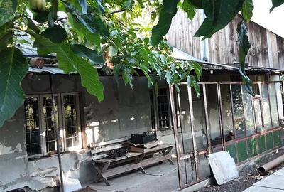 Casă cu 2 camere cu Teren 3300 Mp în Central