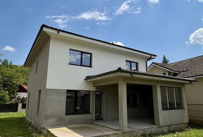 Casă cu 4 camere în Valea
