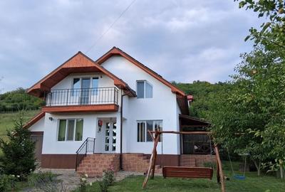 Casă cu 4 camere în Bărdești