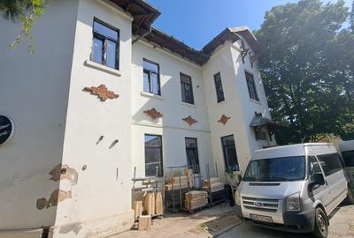 Casă cu 16 camere cu Canalizare în Capitale