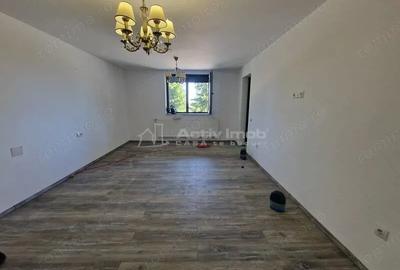 Casă cu 12 camere cu Teren 1000 Mp în Români - 1