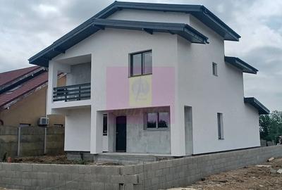 Casă cu 5 camere cu Teren 435 Mp în Săbăreni