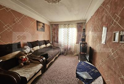 Apartament cu 3 camere nedecomandat, mobilat în Podu Roș