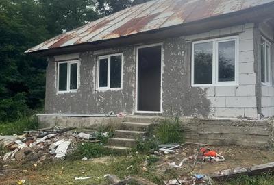 Casă cu 2 camere cu Teren 300 Mp în Bărbătești