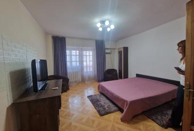 Apartament cu 4 camere decomandat în Nicolina