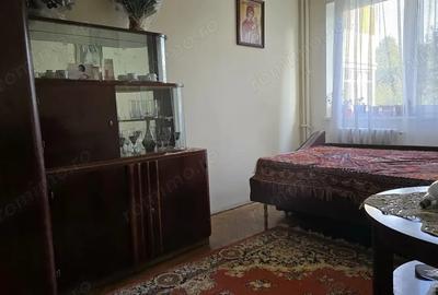 Apartament cu 3 camere semidecomandat în Zamfirescu