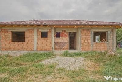 Casă cu 4 camere cu Teren 365 Mp în Noua