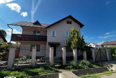 Casă cu 5 camere cu Teren 500 Mp în Priseaca