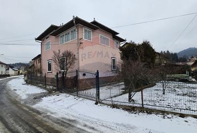 Casă cu 6 camere cu Teren 200 Mp în Central - 4