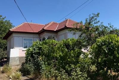 Casă individuală cu 3 camere cu Canalizare în Perișor