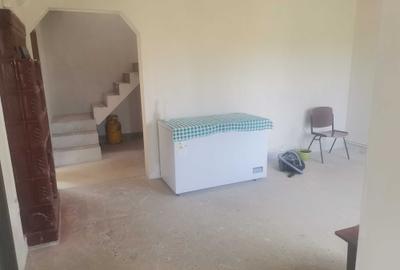 Casă cu 4 camere în Exterior Vest