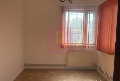 Apartament cu 3 camere semidecomandat în Cotroceni