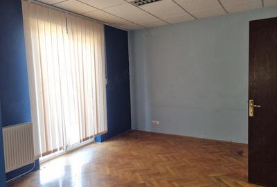 Apartament cu 3 camere semidecomandat în Calea Călărașilor