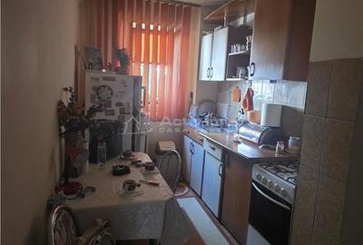 Apartament cu 2 camere semidecomandat în Rovine
