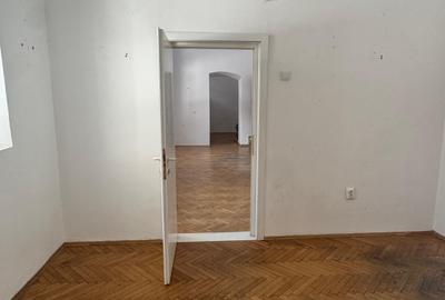 Spațiu comercial, de 100 mp, în Central - 3