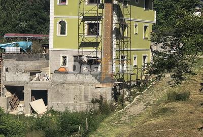 Casă cu 5 camere cu Teren 200 Mp în Central