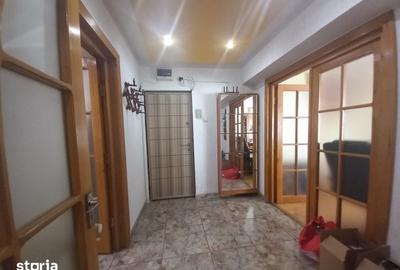 Apartament cu 3 camere decomandat în Republicii