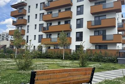Apartament cu 3 camere semidecomandat, mobilat în Între Lacuri