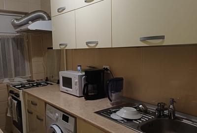 Apartament cu 3 camere semidecomandat în Rahova