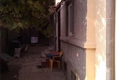 Casă cu 12 camere cu Teren 215 Mp în 13 Septembrie