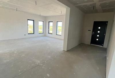 Casă cu 3 camere cu Teren 450 Mp în Central - 1