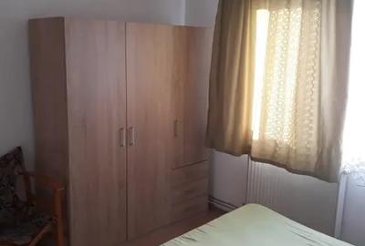 Apartament cu 3 camere decomandat în Tractorul