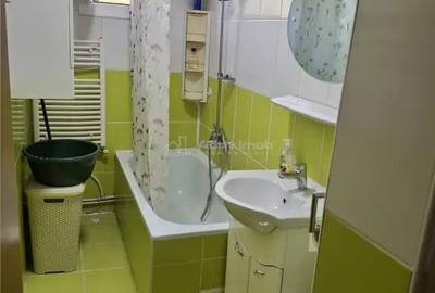 Apartament cu 3 camere semidecomandat în Micro III