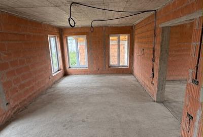 Casă cu 5 camere cu Teren 550 Mp în Central