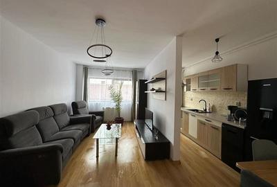 Apartament cu 3 camere semidecomandat, mobilat în Central