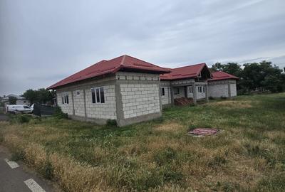 Casă cu 4 camere în Boboc