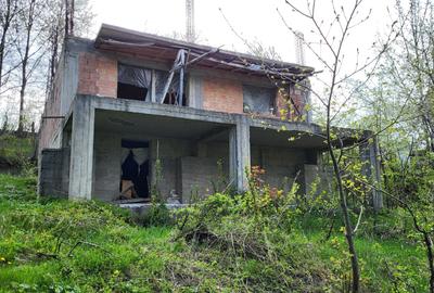 Casă cu 4 camere cu Teren 2344 Mp în Secăriei