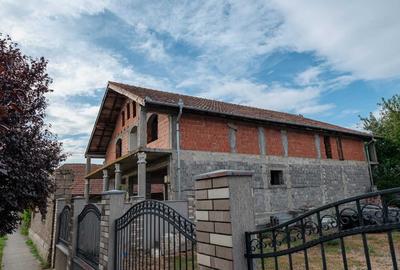 Casă cu 4 camere în Cărpiniș