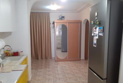 Apartament cu 3 camere decomandat în Rahova