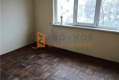 Apartament cu 3 camere semidecomandat în Micro 3