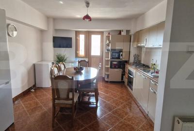 Apartament cu 3 camere decomandat, mobilat în Micro 12