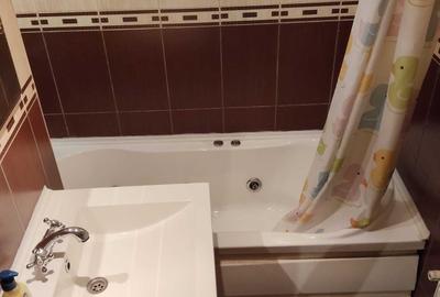 Apartament cu 3 camere decomandat în Micro 11