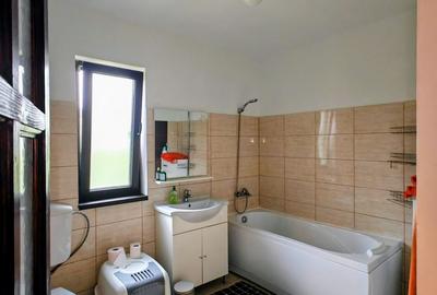 Casă cu 3 camere cu Teren 500 Mp în Uricani